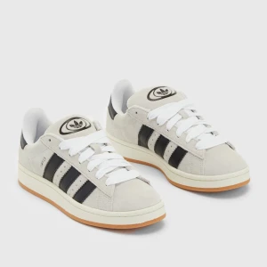 Adidas Campus 00s - Helt nya, aldrig använda Adidas Campus i storlek 37 1/3. Superfina och bekväma, men kommer tyvärr inte till användning🥰 Köpta för ca 1400kr och säljer för 1000 men priset kan diskuteras!