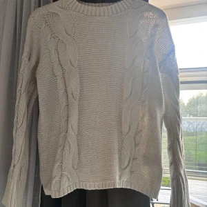 Stickad tröja  - Jätte fin stickad tröja nu till hösten som tyvärr inte kommer till användning!💗