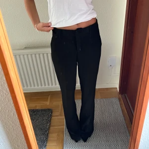 Kostymbyxor  - Lågmidjade kostymbyxor. Skriv för mått. Köpta second hand 