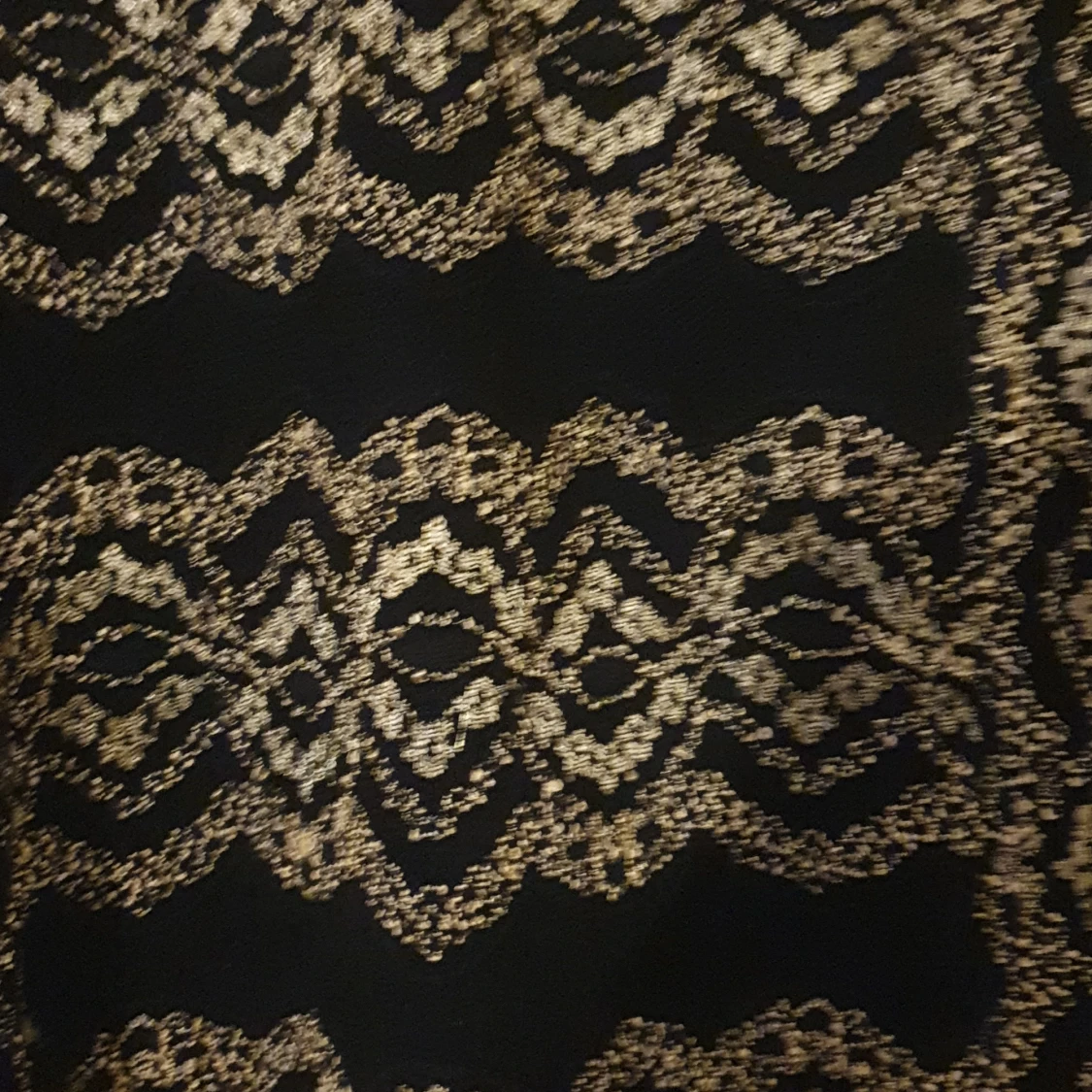 Svart och guldmönstrad topp från New Look - 90