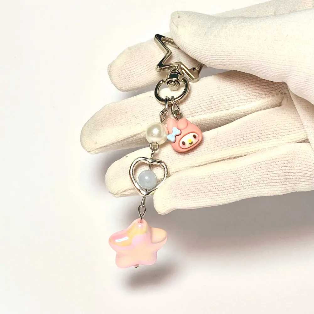 Sanrio charm som går att fästa på väskan eller andvändas som nyckelring 💕 -handgjord och oanvänd- . Accessoarer.