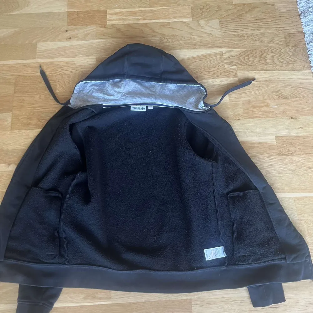 Perfekta hoodien inför hösten, kostar 1600kr nypris.. Hoodies.