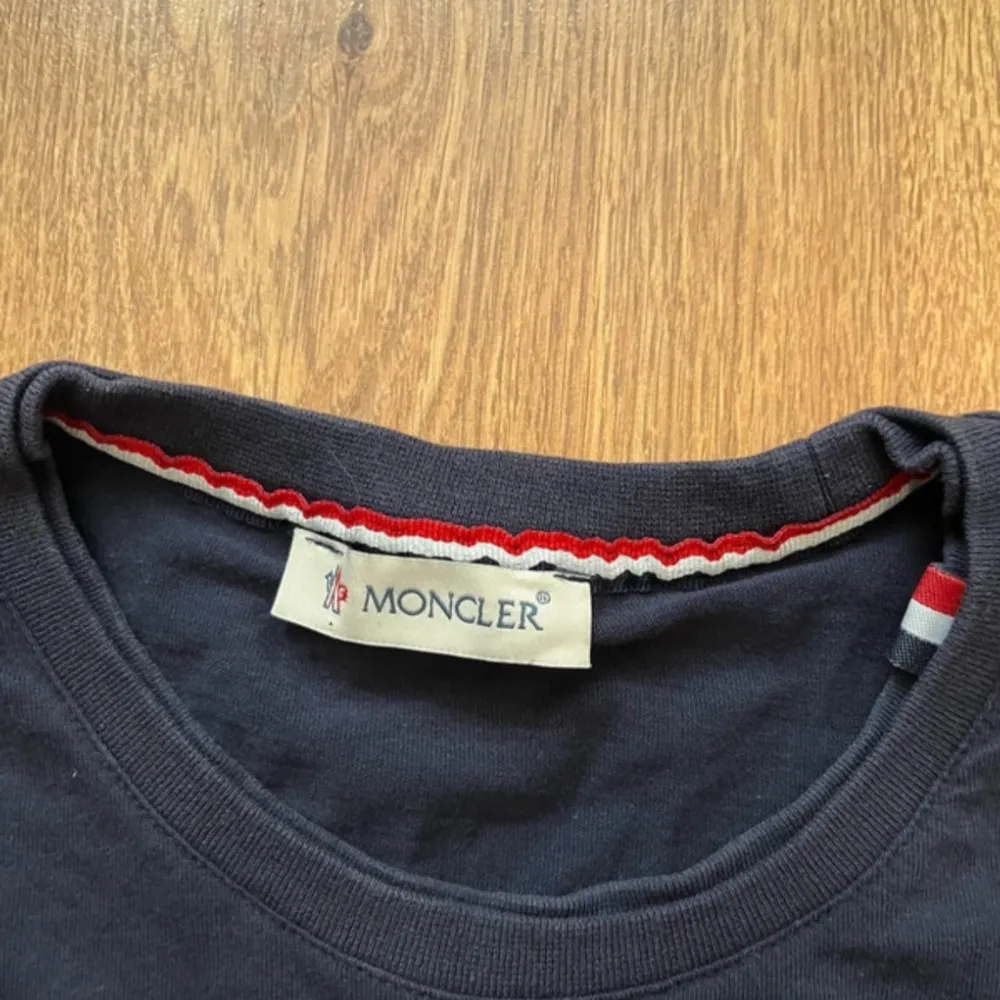 Moncler T-shirt i perfekt skick. Storlek S.. T-shirts.