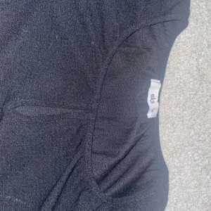 Svart blus från ellos  - Tröjan är i mycket bra skick och har andvänts få antal gånger.