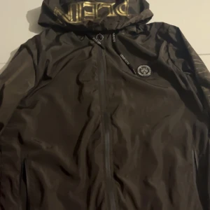 Plein Sport Tunnjacka - Självklart äkta, stormen till passform är rätt så konstigt så den är en storlek smal, hål i höger ficka och handtag till kedja fattas vilket förklarar priset. Går ner vid snabb affär där man antingen betalar först vid frakt eller möts smidigt!