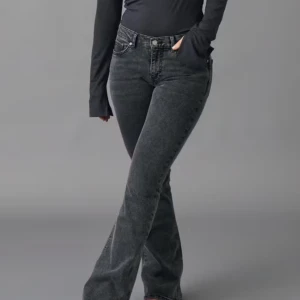 Low waist bootcut  - Från Gina Tricot. Säljer för att den inte kommer till någon användning. Väldigt sparsamt använt. Inte använt mer än 7 ggr.