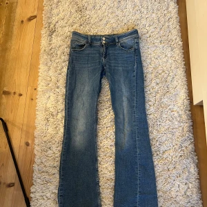 Low waist bootcut jeans - Jätte fina jeans från Gina tricot. Använda 3 gånger så väldigt fint skick. Säljer då dem är lite flf små. Storlek 170 men är som S