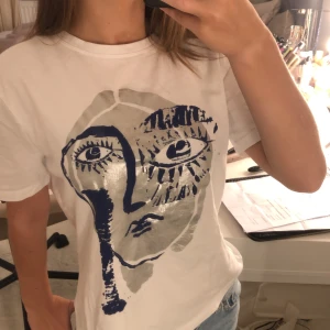 T-shirt med tryck - Vit T-shirt med en print på magen 