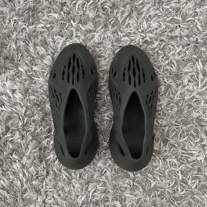 Yeezy foam RNR - En utav dom mjukaste skorna jag testat. Använda men är i väldigt bra skick Säljer eftersom jag bytt stil