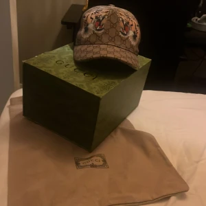 Gucci keps  - Säljer denna Gucci keps. Allt org ingår bevis på att den är äkta finns dm. Priset går att diskutera 