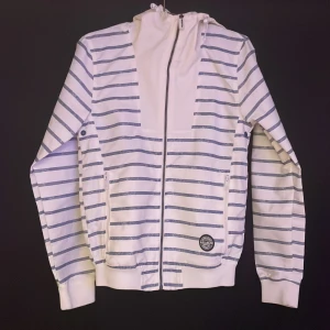 En super fin pull&bear jacka  - Pull&bear jacka som är sjukt fin. Använt 1-2 gånger MAX (inte min storlek) super bra skick!!