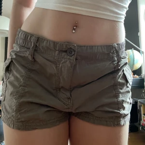 Cargoshorts från urban outfitters - Ett väldigt fint och mysigt plagg men tyvärr inte riktigt kommit till användning längre. Använt fåtal gånger varsamt så den är i bra skick😊 Priset kan diskuteras! 