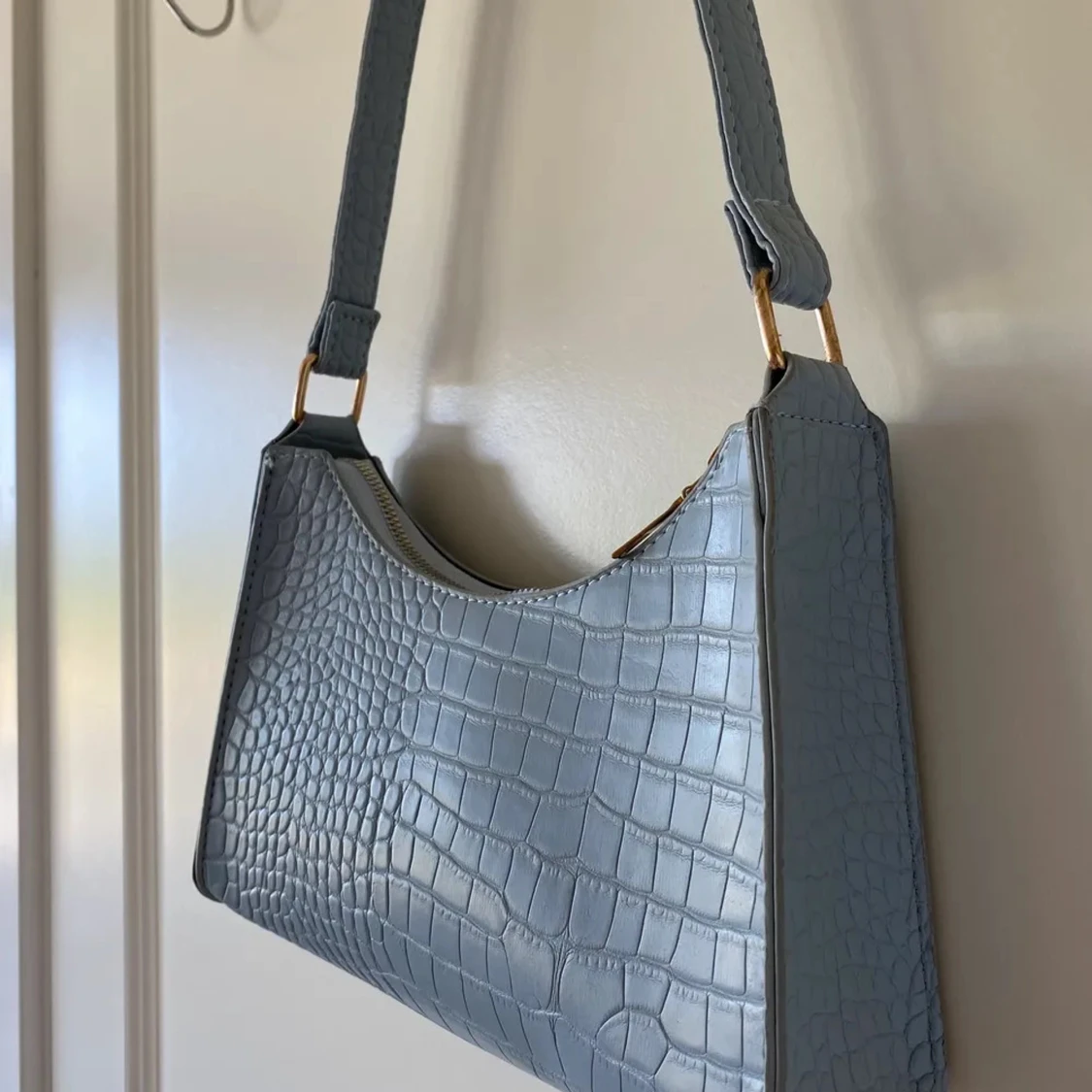 Ljusblå axelväska med krokodilmönster - 90