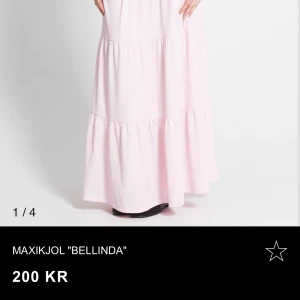 Rosa Maxikjol - Säljer en maxikjol från lager 157 då den är för lång för mig, är 157cm, och är alltså aldrig använd🫶🏻 Är i storlek S och är perfekt nu till hösten🤍 Kjolen är i storlek S men passar nog M också💕 Nypris- 200kr,  Mitt pris- 140 