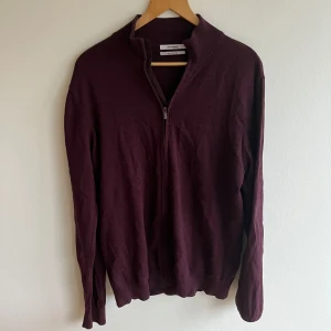 Dressmann Fullzip - Säljer denna sjukt snygga Fullzip från Dressmann. Fint skick och passar även L. Hör av dig vid frågor eller funderingar🙌