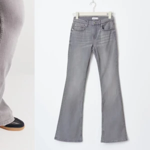 Gråa lowwaist jeans! - Jättebra skick utan defekter! Säljer pga för stora, köpta för 500 på gina tricot! Skriv privat vid frågor/ egna bilder. 🤗💗