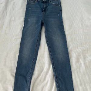 Blå jeans från Pull&Bear - Säljer ett par snygga blå jeans från Pull&Bear. De har en klassisk straight fit och är i storlek EUR 38. 