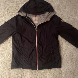 Moncler windbreaker 14y - Den är storlek 14y vilket passar typ 168-172cm. Jag säljer den för 2299kr men pris kan diskuteras,🔥🏆 skick 9,5/10 inget defekt eller repa vad jag har sett 