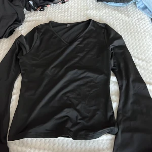 Topp - Säljer en svart topp med långa utsvängda armar i storlek L fast passar till storlek M också. Den är köpt från shein och har aldrig använt den