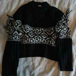 Stickad tröja - Säljer min stickade tröja som är ny utan prislapp!🖤🤍