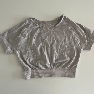 Tränings t-shirt - Tränings t-shirt från ICIW. Missfärgad från första tvätt då den var vit från början och nu mer grå. Så endast använd 1 gång. Har nu en ny och därför ingen användning. Sitter jätteskönt, perfekt t-shirt!