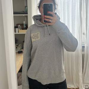 Ganni hoodie i bra skick❣️Storlek L men skulle säga att den sitter mer som en M