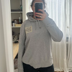 Ganni hoodie - Ganni hoodie i bra skick❣️Storlek L men skulle säga att den sitter mer som en M
