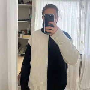 Polotröja  - Tvåfärgad polotröja från & other stories❤️