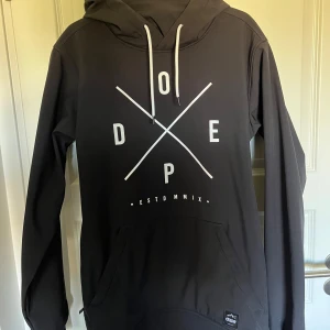 Dope skidjacka/ snowboardjacka - Säljer min Dope jacka då jag inte har någon användning av den, jackan är i väldigt bra skick nästan som ny. Jackan är bra fodrad. Det finns en stor ficka på magen och fickor där liftkortet kan va på båda sidorna under armarna. 
