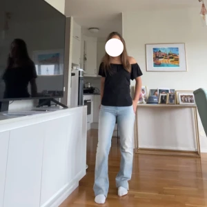 ljusblå jeans från zara!  - säljer mina ljusblåa jeans från zara, som jag precis fått hem. Endast testade, och säljer då de inte riktigt passade. Är 161 men har vikt upp byxorna på bilden!! tror de passar någon runt 165-170! hör av er för fler frågor💖 