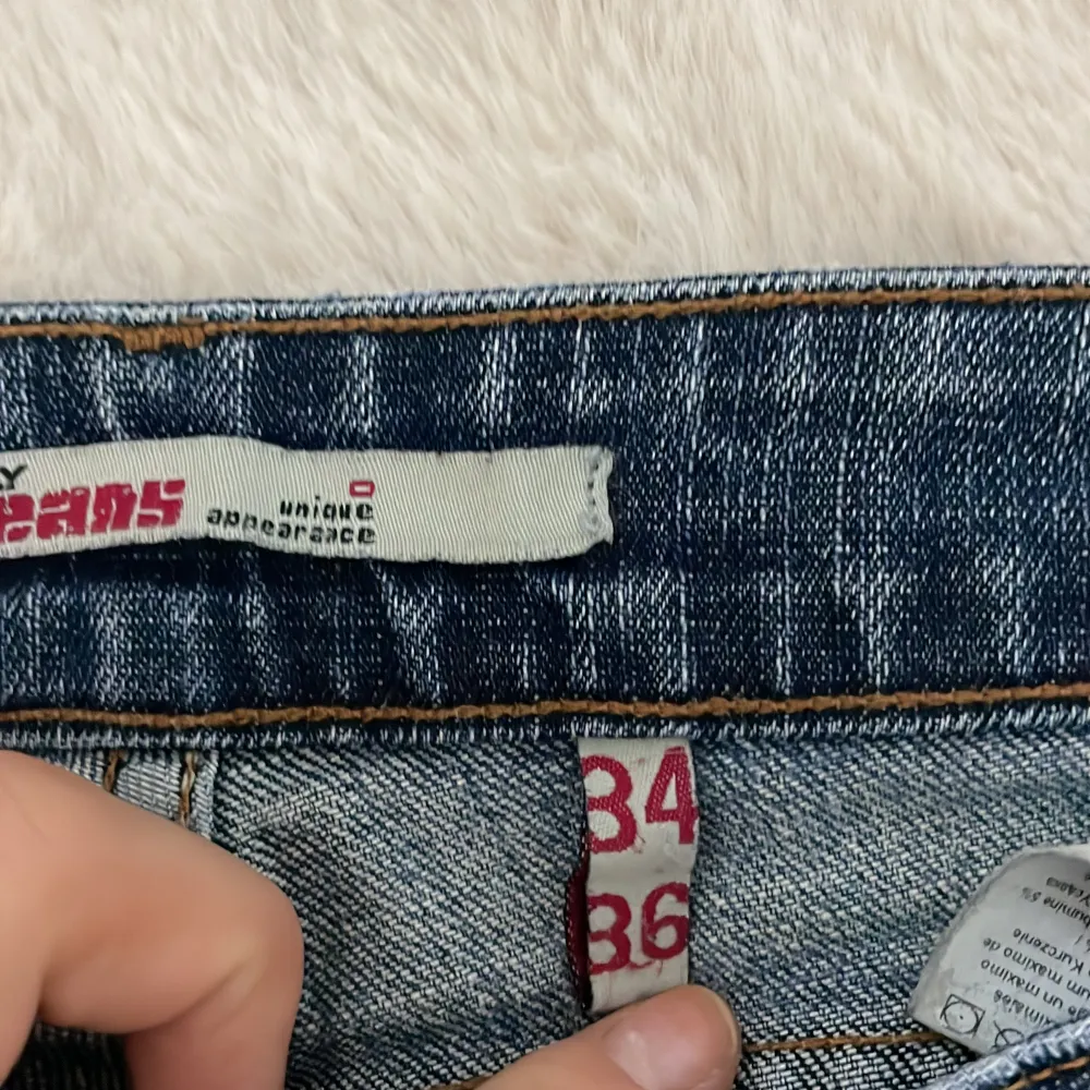 Jättesnygga jeans❤️ ifrån Only jeans i storlek 34/36.Jag är 168. Den är sönder på några ställen som jag har tagit kort på. Men det syns inte . Jeans & Byxor.