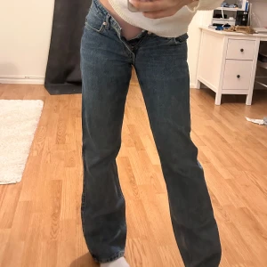 Lågmidjade Arrow low straight jeans  - Superfina arrow low straight jeans från weekday. Dom passar ej längre💗💗   Stl 26/32. Nypris 590kr