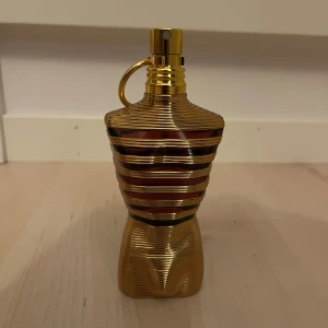 Jean Paul guiltier le male elexir  - En skön höst och vinter doft. Flaskan är 75ml men det är ungefär 55 kvar.   Svarar gärna på frågor😃