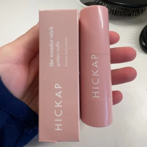 hickap bronser  - säljer den här jättebra bronsern, råka dubbel köpa så den är helt oanvänd!🙏🏼🙏🏼 nypris 229kr💞