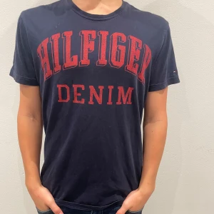 Hilfiger denim t-shirt - Säljer denna feta hilfiger denim t-shirten till ett bra pris i bra skick. Tveka inte att höra av dig för fler bilder eller frågor!