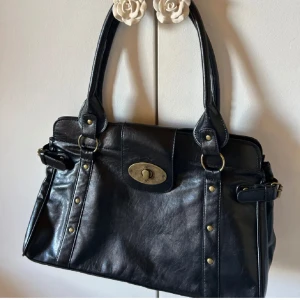 Snygg väska - Väska köpt här på plick men som inte kommer till användning💗 väskan rymmer lagom och är perfekt till skolan!