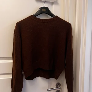 Stickad tröja - En fin brun stickad tröja från hm knappt använd storlek S