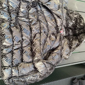 Colmar Vinter jacka  - Äkta colmar jacka köpt på kidsbrandstore Använd 1 vinter  Nu pris 4600kr  Lite trasig men syns inte  Pris kan diskuteras 