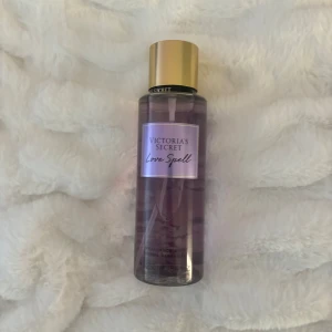 Victoria secret mist - I spetten love spell, likartat jätte gott och har använt ca 3 sprut 🩷
