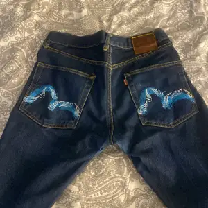 Ett par jätte fräscha jeans som bara har legat i min garderob 