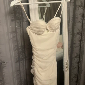 Oh polly klänning - Använd endast en gång strl XXS men kan passa en XS, väldigt fin passform och formar kroppen 😍