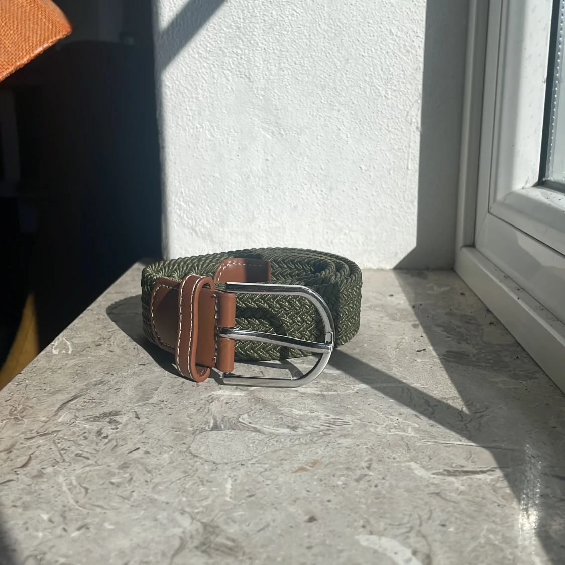 Grönt flätat bälte med bruna detaljer