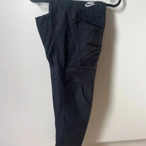 Nike cargobyxor  - Säljer dessa Nike cargobyxor som används 2 gånger men är Tyvär för små för mig , i mörkblå färg , storlek xs