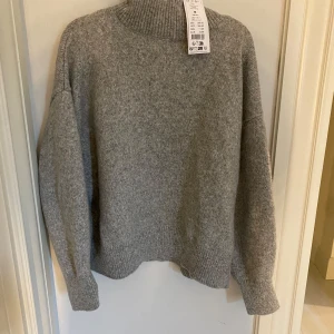 Stickad tröja  - Helt ny tröja från Gina i Storlek M 