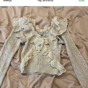 En snygg topp från zara!!❣️ - Jag säljer min topp från zara i storlek S,den är super snygg men eftersom jag säljer den är att den är lite för kort för mig i magen❣️pris kan diskuteras.