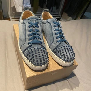 Christian Louboutin skor  - Jag säljer nu mina loubs då jag har tröttnat på dom. Super bra skick. Mockan är i bra skick. Passar bra till många outfits! Dessvidare saknas det två taggar på dom man ser på bilden. Men det syns knappt.  (Obs inte orginal box) pris ej hugget i sten!