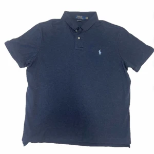 Ralph Lauren piké blå - Fin pikétröja från Ralph Lauren i blå, mycket bra skick storlek L.