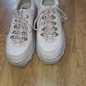Jätte sköna ljus råsa skor - Dessa är skor jag köpte från zalando för 600kr. Dom e jätte sköna och snygga. Dom e i färfen ljus råsa men det syns inte mycket på kameran. Jag har användat dom en gång så dom är typ nya. 