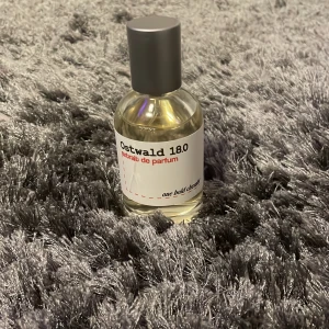 Ostwald 18.0 Parfym - Säljer en flaska Ostwald 18.0, en elegant parfym med en stilren design. Flaskan är genomskinlig med en grå kork och rymmer en doft som utstrålar sofistikation. Perfekt för den som söker en unik och djärv doftupplevelse. Säljer den pågrund av att jag inte gillar doften, helt oanvänd. 