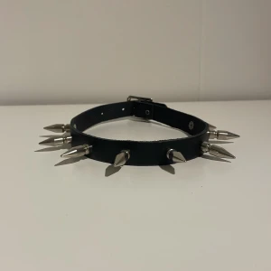 Choker med nitar - Choker med silvernitar från blue fox använd endast en gång
